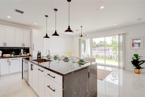 Immobilier commercial à vendre à Miami, Floride: 555.93 m2 № 1961686 - photo 13