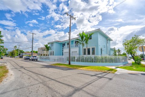 Immobilier commercial à vendre à Miami, Floride: 555.93 m2 № 1961686 - photo 2