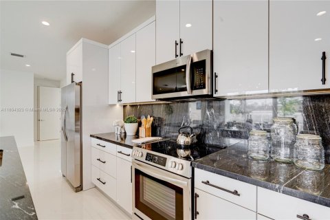 Immobilier commercial à vendre à Miami, Floride: 555.93 m2 № 1961686 - photo 15