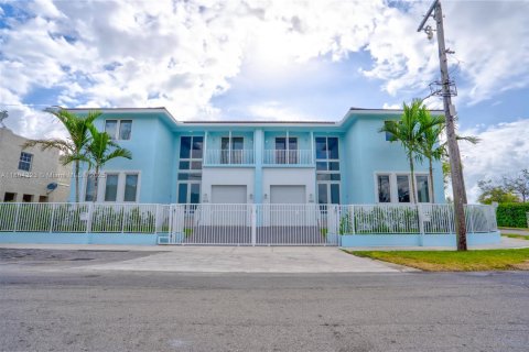 Immobilier commercial à vendre à Miami, Floride: 555.93 m2 № 1961686 - photo 1