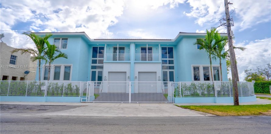 Immobilier commercial à Miami, Floride 555.93 m2 № 1961686