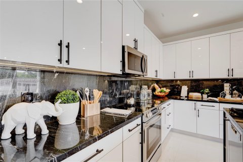 Immobilier commercial à vendre à Miami, Floride: 555.93 m2 № 1961686 - photo 12