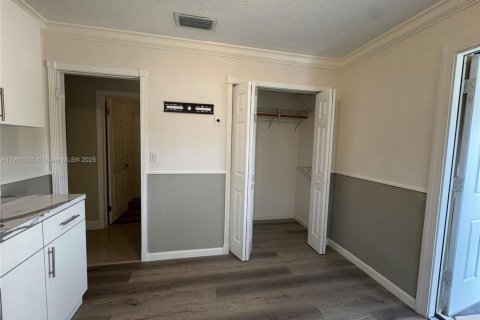 Commercial property in Miami, Florida 1 bedroom, 165.18 sq.m. № 1952232 - photo 5