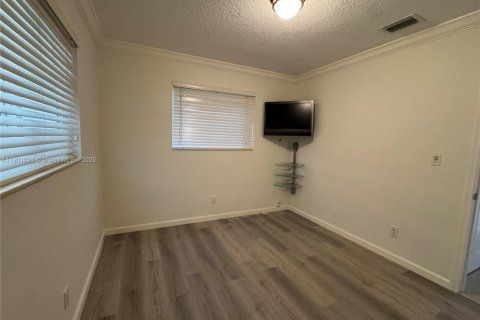 Commercial property in Miami, Florida 1 bedroom, 165.18 sq.m. № 1952232 - photo 4