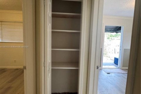 Commercial property in Miami, Florida 1 bedroom, 165.18 sq.m. № 1952232 - photo 6