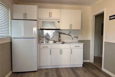 Commercial property in Miami, Florida 1 bedroom, 165.18 sq.m. № 1952232 - photo 1