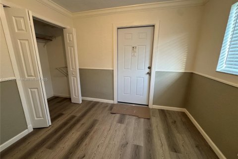 Commercial property in Miami, Florida 1 bedroom, 165.18 sq.m. № 1952232 - photo 2