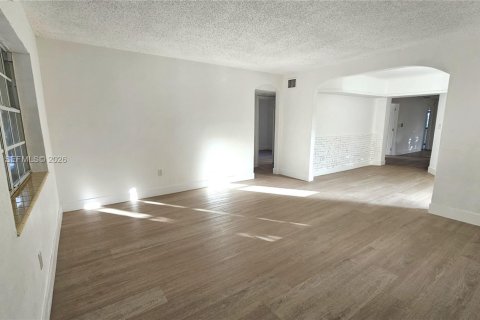 Снять в аренду коммерческую недвижимость в Майами, Флорида 4 спальни, 148.64м2, № 2006580 - фото 3