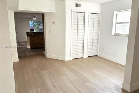 Снять в аренду коммерческую недвижимость в Майами, Флорида 4 спальни, 148.64м2, № 2006580 - фото 2