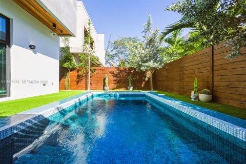 Touwnhouse à vendre à Miami, Floride: 3 chambres, 196.02 m2 № 2032967 - photo 4