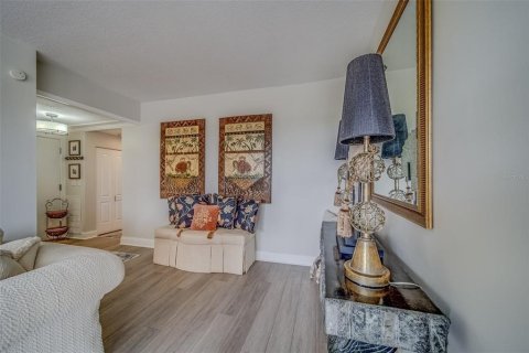 Condo in Belleair, Florida, 2 bedrooms  № 1532765 - photo 8