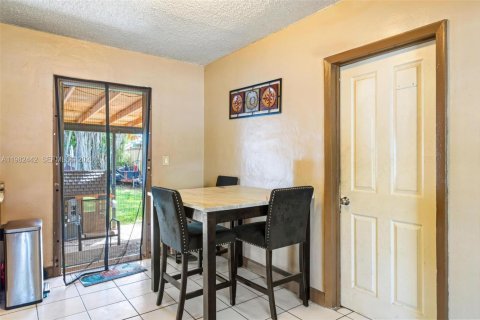 House in Miami, Florida 4 bedrooms, 117.06 sq.m. № 2243674 - photo 7