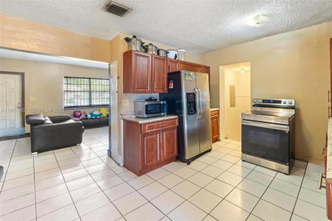 House in Miami, Florida 4 bedrooms, 117.06 sq.m. № 2243674 - photo 6