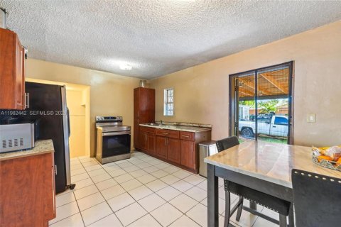 House in Miami, Florida 4 bedrooms, 117.06 sq.m. № 2243674 - photo 5