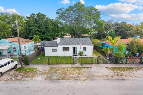 House in Miami, Florida 4 bedrooms, 117.06 sq.m. № 2243674 - photo 2
