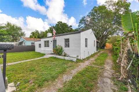 House in Miami, Florida 4 bedrooms, 117.06 sq.m. № 2243674 - photo 18