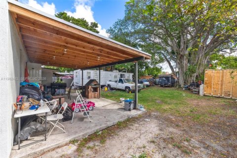 House in Miami, Florida 4 bedrooms, 117.06 sq.m. № 2243674 - photo 15