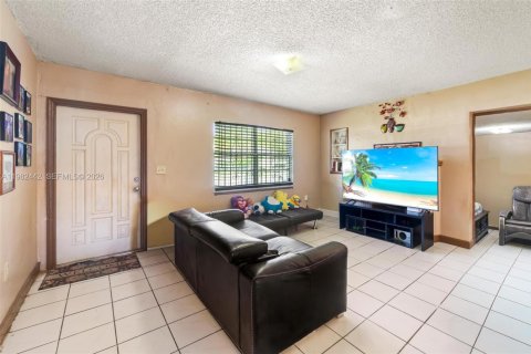House in Miami, Florida 4 bedrooms, 117.06 sq.m. № 2243674 - photo 4