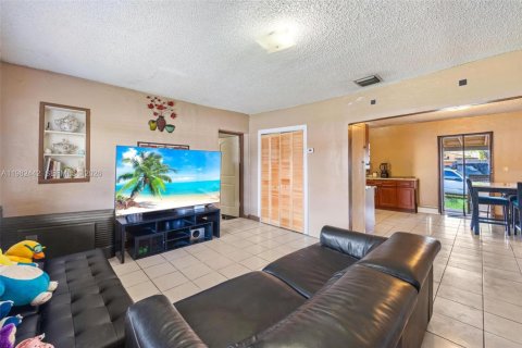 House in Miami, Florida 4 bedrooms, 117.06 sq.m. № 2243674 - photo 3
