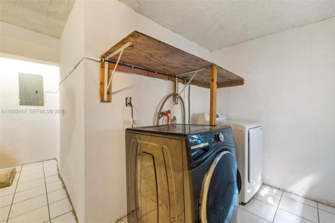 House in Miami, Florida 4 bedrooms, 117.06 sq.m. № 2243674 - photo 14