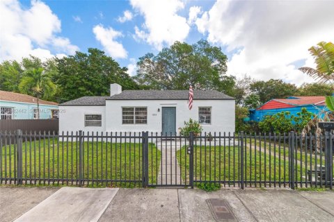 House in Miami, Florida 4 bedrooms, 117.06 sq.m. № 2243674