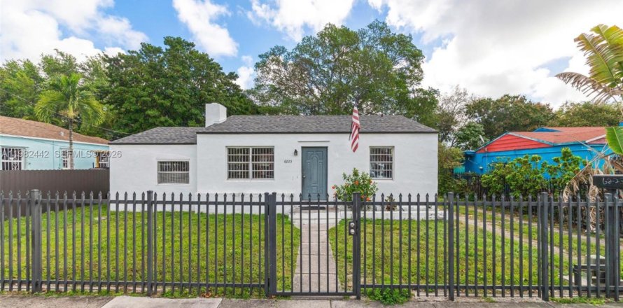 House in Miami, Florida 4 bedrooms, 117.06 sq.m. № 2243674