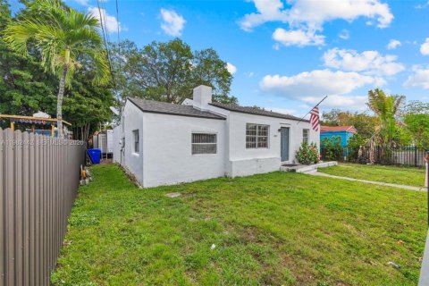 House in Miami, Florida 4 bedrooms, 117.06 sq.m. № 2243674 - photo 19