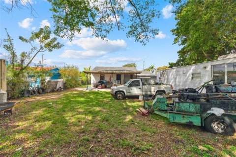 House in Miami, Florida 4 bedrooms, 117.06 sq.m. № 2243674 - photo 17