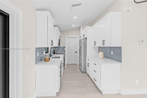 Купить виллу или дом в Лихай-Эйкерс, Флорида 3 спальни, № 1928359 - фото 24