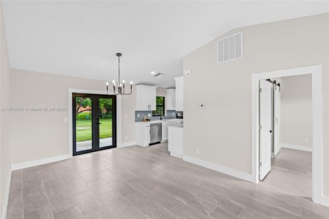 Купить виллу или дом в Лихай-Эйкерс, Флорида 3 спальни, № 1928359 - фото 15