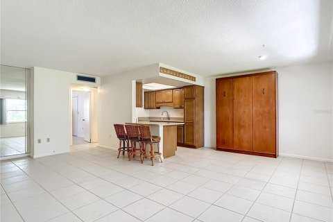 Condo in Saint Petersburg, Florida, 1 bedroom  № 1528031 - photo 3