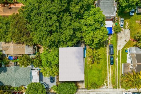 Propiedad comercial en venta en Miami, Florida № 1949640 - foto 3