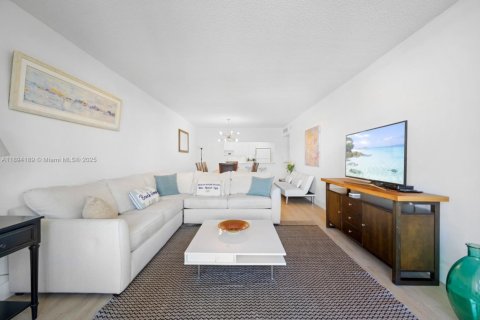 Condo in Sunny Isles Beach, Florida, 1 bedroom  № 2018442 - photo 4