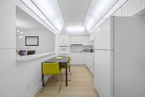 Condo in Sunny Isles Beach, Florida, 1 bedroom  № 2018442 - photo 10