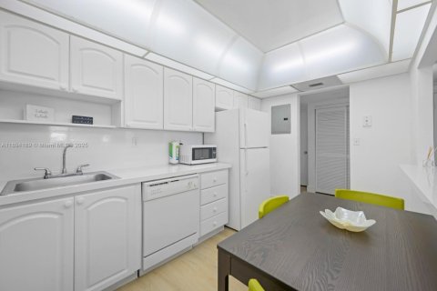 Condo in Sunny Isles Beach, Florida, 1 bedroom  № 2018442 - photo 11