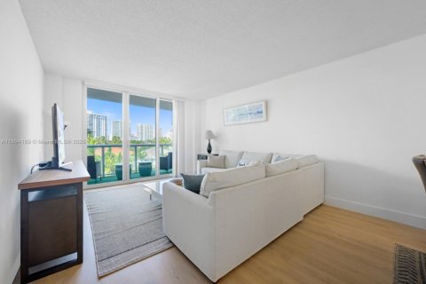 Condo in Sunny Isles Beach, Florida, 1 bedroom  № 2018442 - photo 3