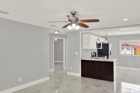 House in Tampa, Florida 3 bedrooms, 99.03 sq.m. № 2318602 - photo 2