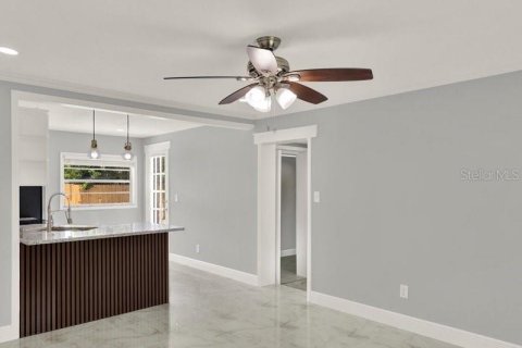 House in Tampa, Florida 3 bedrooms, 99.03 sq.m. № 2318602 - photo 3