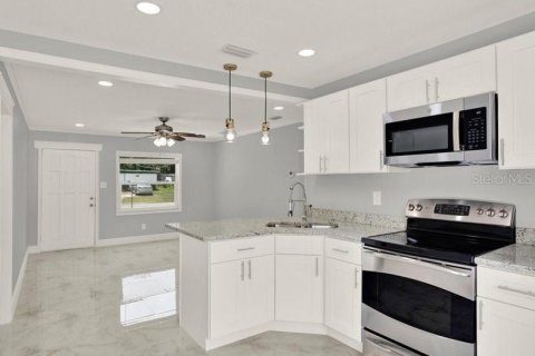 House in Tampa, Florida 3 bedrooms, 99.03 sq.m. № 2318602 - photo 5