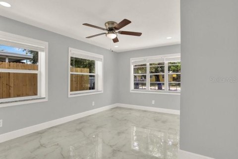House in Tampa, Florida 3 bedrooms, 99.03 sq.m. № 2318602 - photo 8