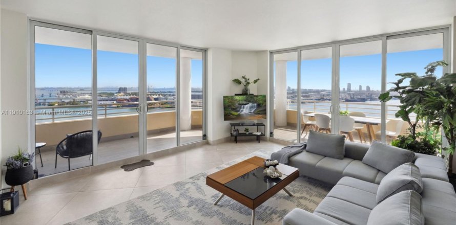 Condo à Miami, Floride, 3 chambres  № 1966404