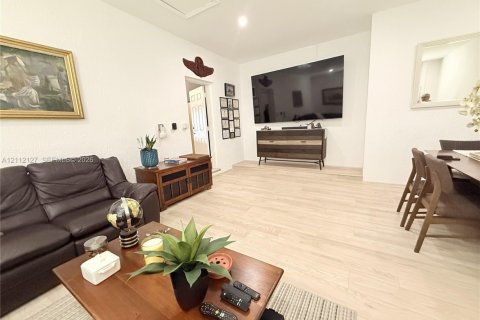 Touwnhouse à louer à Miami, Floride: 3 chambres, 155.89 m2 № 2432526 - photo 14
