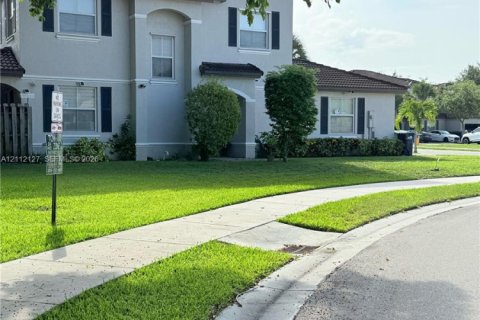 Touwnhouse à louer à Miami, Floride: 3 chambres, 155.89 m2 № 2432526 - photo 2