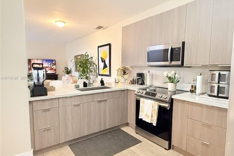 Touwnhouse à louer à Miami, Floride: 3 chambres, 155.89 m2 № 2432526 - photo 9