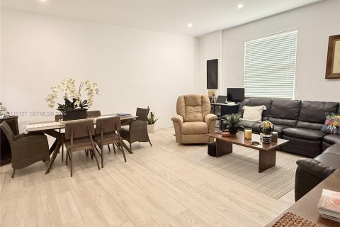 Touwnhouse à louer à Miami, Floride: 3 chambres, 155.89 m2 № 2432526 - photo 13