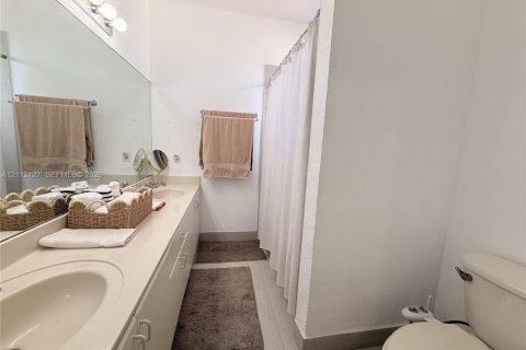 Touwnhouse à louer à Miami, Floride: 3 chambres, 155.89 m2 № 2432526 - photo 16