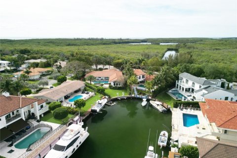 House in Coral Gables, Florida 5 bedrooms, 425.12 sq.m. № 1712960 - photo 13