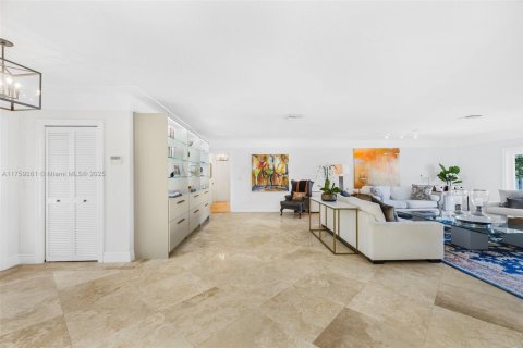 House in Coral Gables, Florida 5 bedrooms, 425.12 sq.m. № 1712960 - photo 14