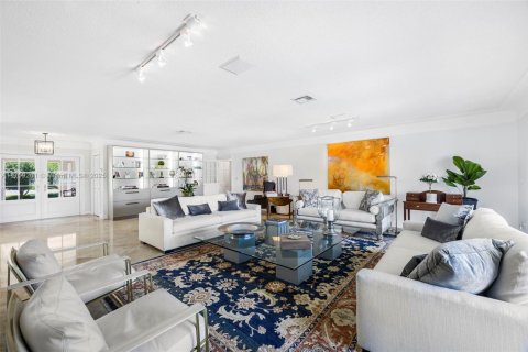 House in Coral Gables, Florida 5 bedrooms, 425.12 sq.m. № 1712960 - photo 17