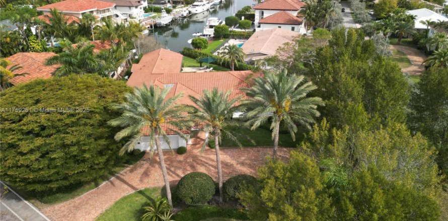 House in Coral Gables, Florida 5 bedrooms, 425.12 sq.m. № 1712960